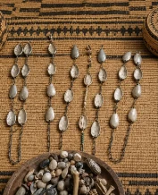 Cauris traditionnels et colliers sacrés pour la voyance Fâ et la géomancie africaine