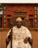 Fils DAH GBEWENONDO GLELE en habit cérémoniel au Palais Royal d'Abomey Bénin